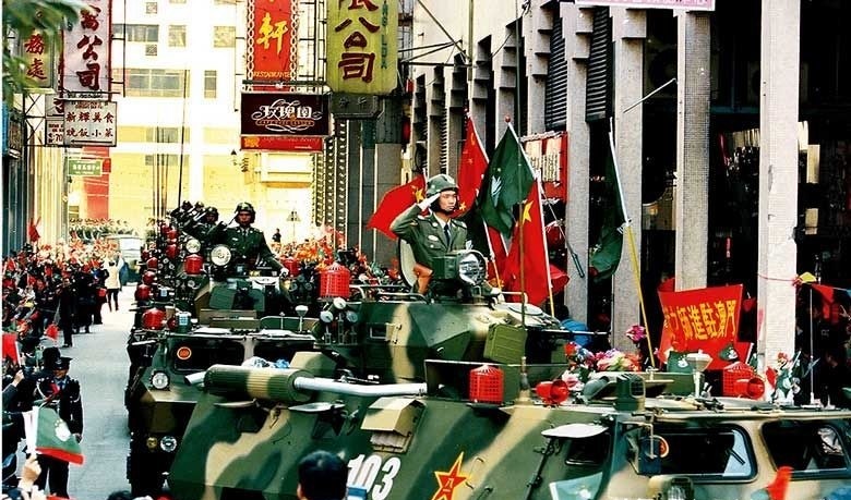 1999年初，澳门即将回归祖国。在一次社会活动中，一群记者围住“赌王”何鸿燊，七