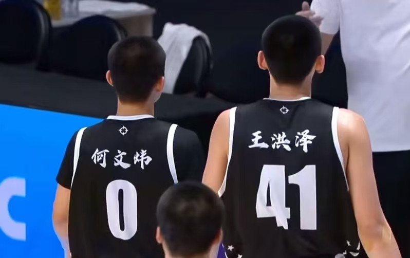 广东U18杀进决赛，王洪泽内线定海神针，何文炜大心脏引领全队