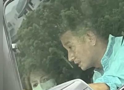 文章被偶遇驾驶奔驰大G出行，副驾女子因眉眼年轻、气质温婉引发热议。关于副驾女子