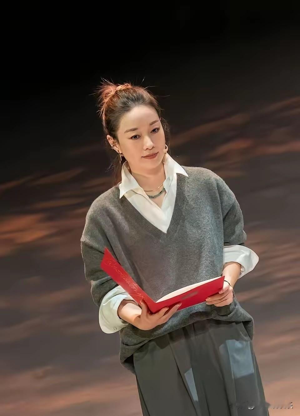 马伊琍还是一样漂亮年轻时马伊琍短发干练精致，演技又好，还有一种上海女人