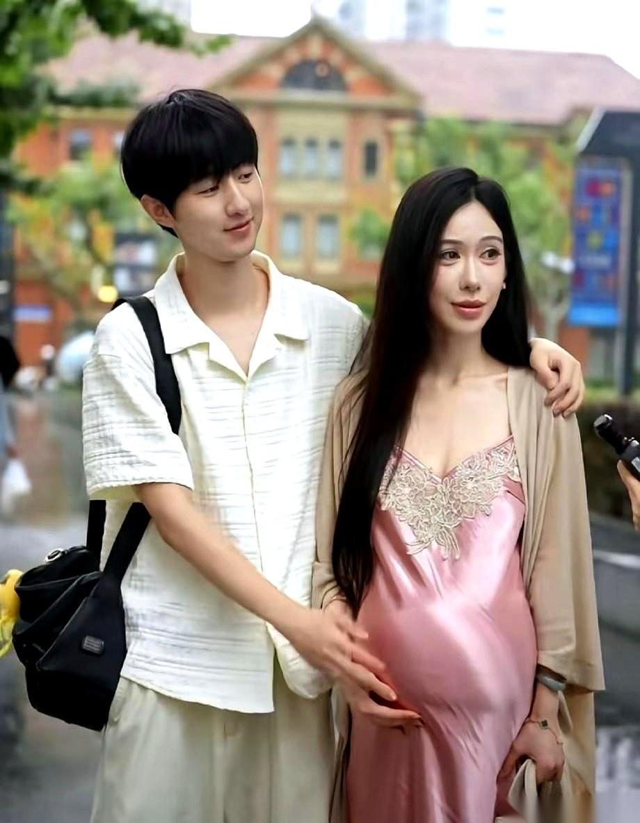 15岁暗恋班主任，23岁把离了婚的她娶回家，现在连娃都有了。爽文小说都不敢这么
