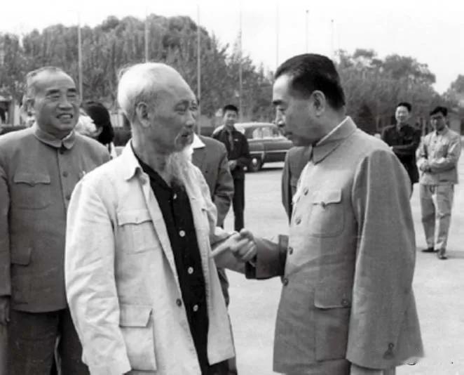 1950年，胡志明向斯大林提出，要10个步兵师的装备。斯大林说，越南同志的要求不