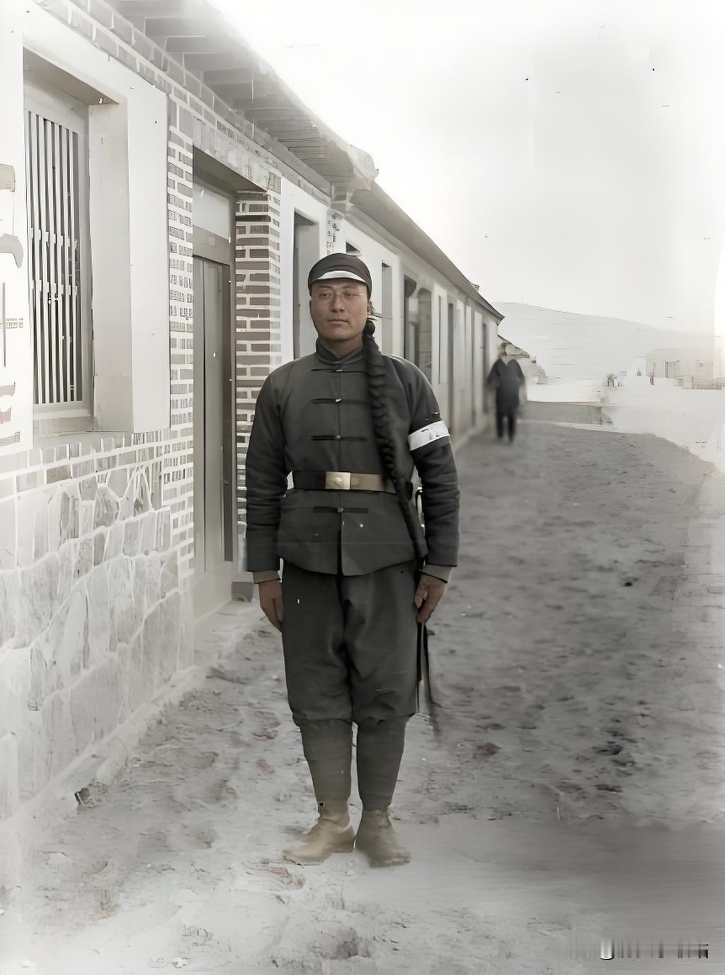 您瞅见画面里留着长辫却穿着西式制服的人没？这可是1900年前后德国霸占青岛时的“