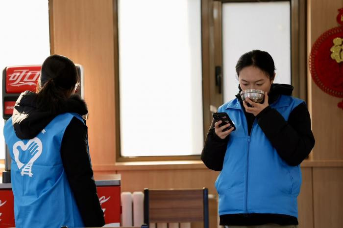 零五后志愿者首战春运 志愿蓝护航零点启程