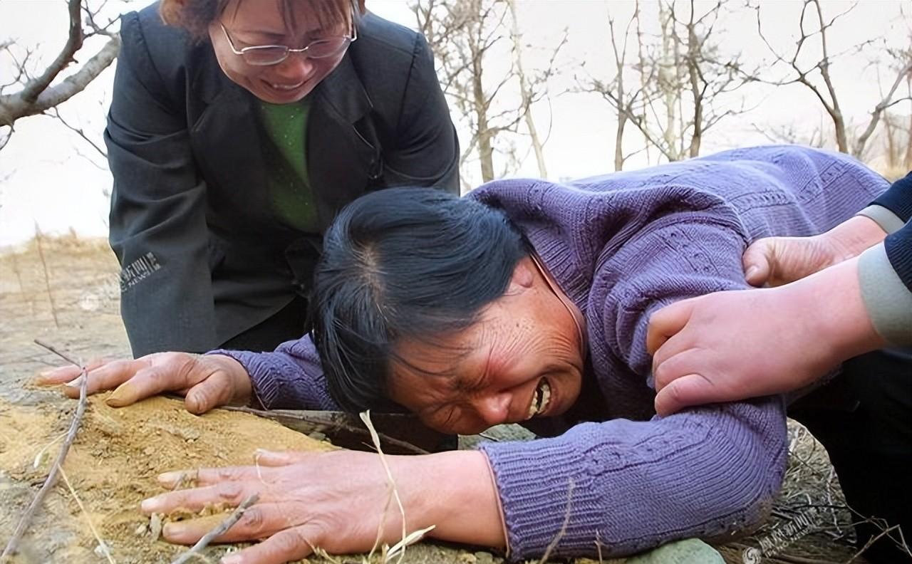 聂树斌案不是讲一个冤枉的故事，是讲证据怎么一步步消失的。1994年案发，现场没指