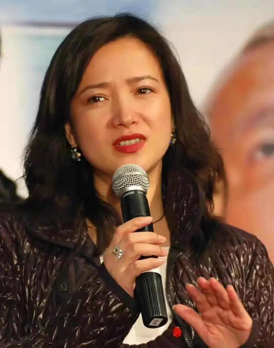 你知道吗？八十年代那会儿，一趟普通的火车上，啥事儿都能发生。年轻姑娘何晴正坐着赶