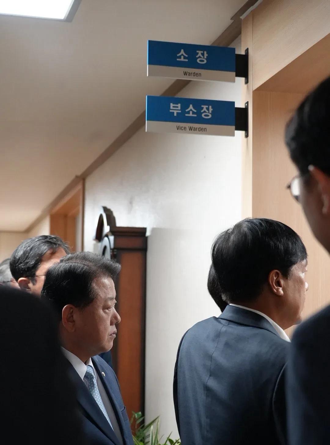 尹锡悦赖在拘留所牢房里不出来，今天又缺席了内乱罪审判。于是民主党部分议员在最高委