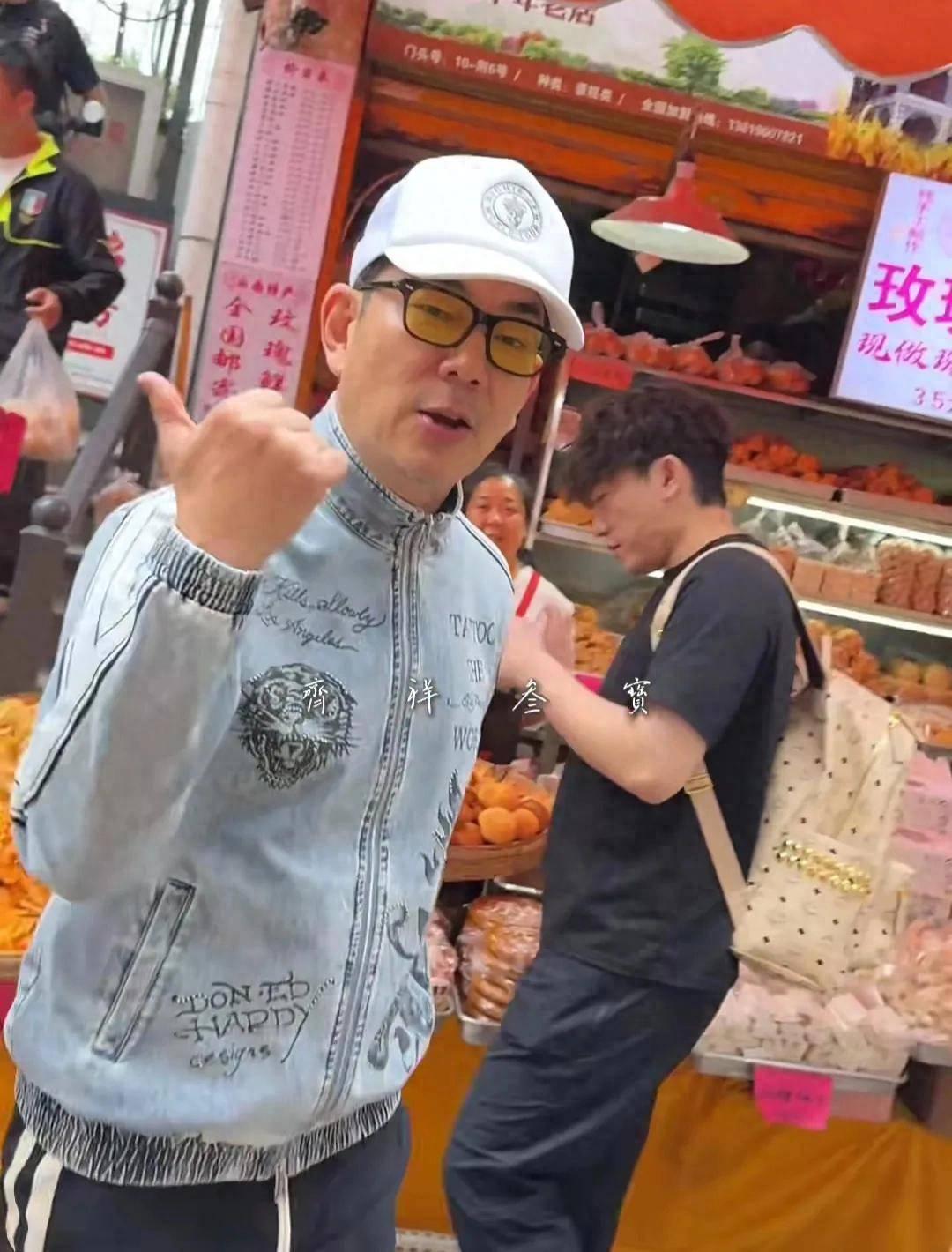 任贤齐昆明觅食记：十二元米线吃出顶流真功夫，清晨六点的昆明街头，某位嗦粉男子成功