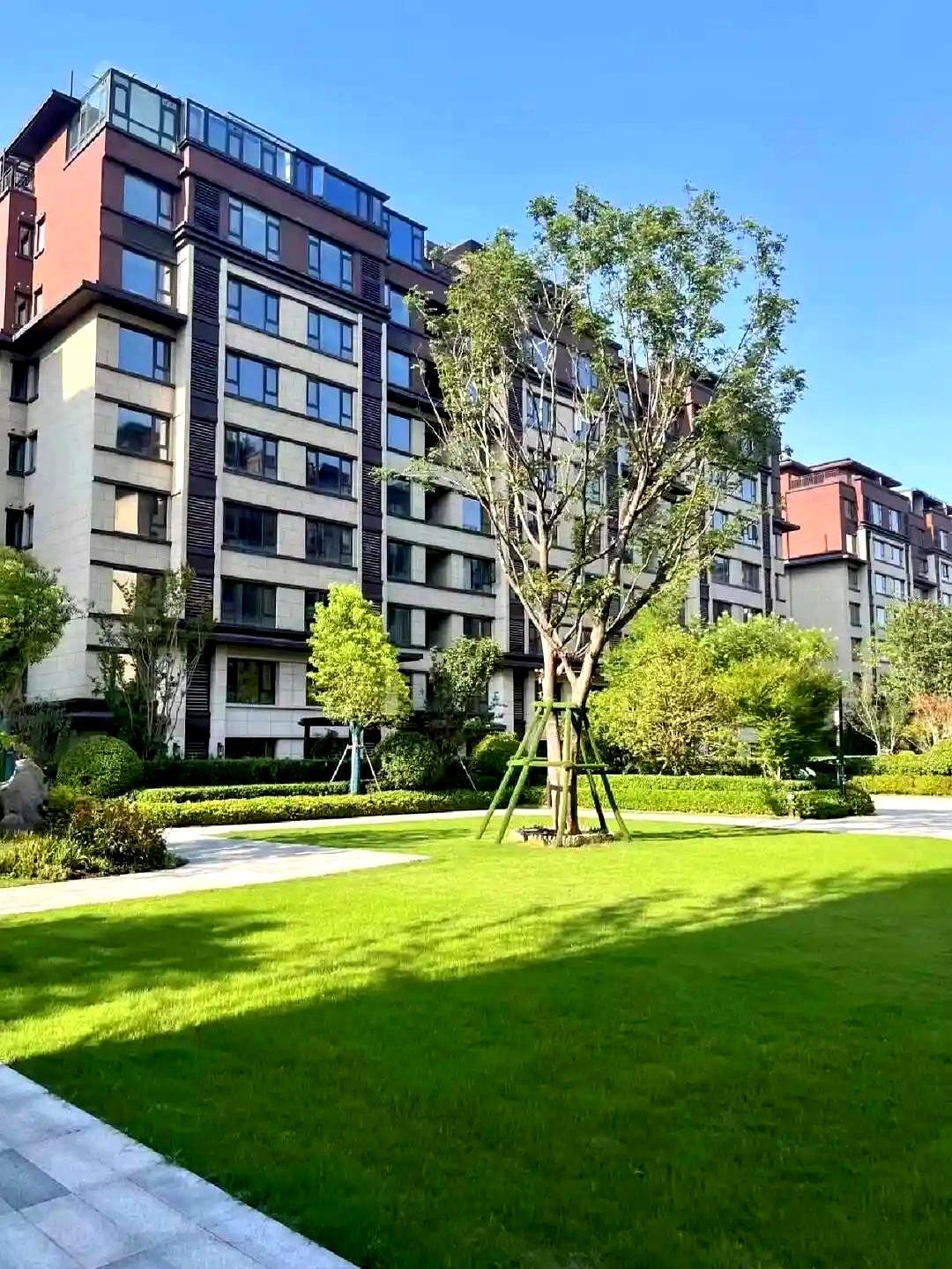 家里那位又开始琢磨买房了，说实话我们观望了挺久，总盼着房价再跌点。他说现在差不