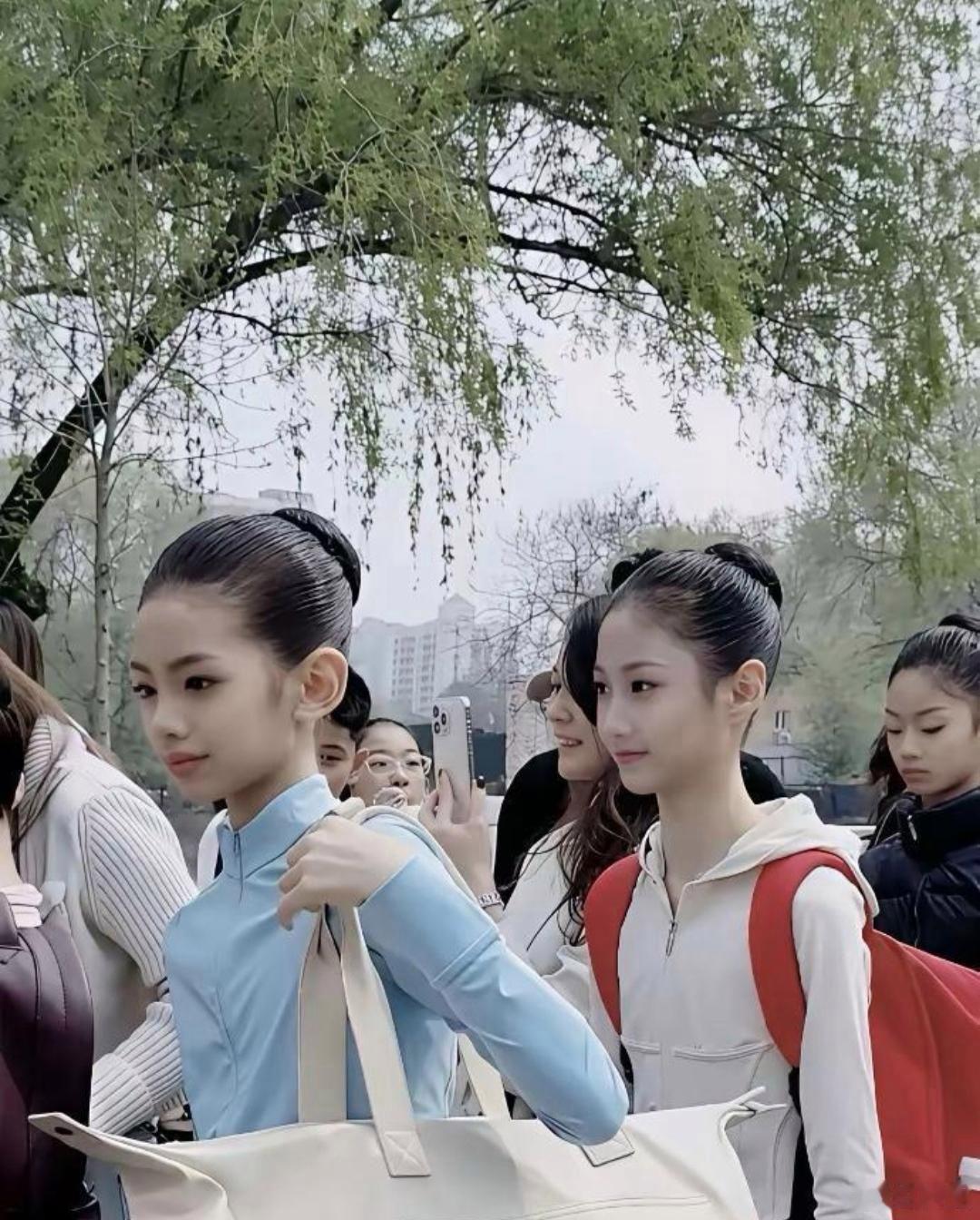 现在艺考也太卷了吧！北电招生现场这俩小姑娘颜值绝了！用AI打开暑假那些事