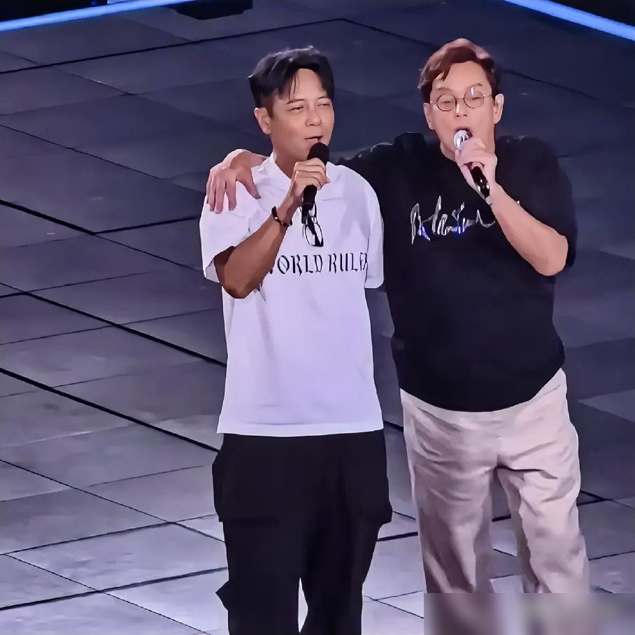 76岁谭咏麟红馆开唱，唱到一半突然冲着台下喊：李克勤，你给我上来。李克勤正坐观众席陪着老婆，压根没准