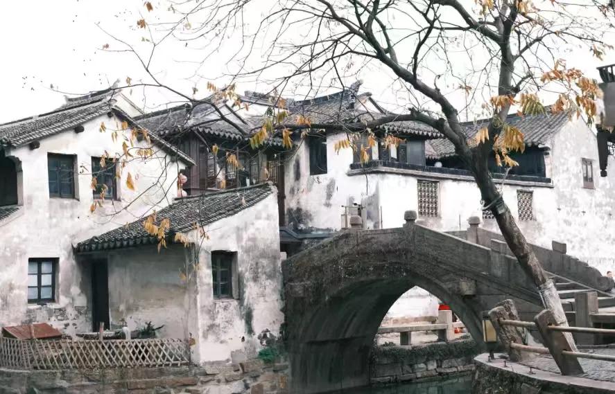 中国十大古镇街巷排行榜：踏遍千年烟火，寻味古韵乡愁古镇街巷，是承载中华历史文