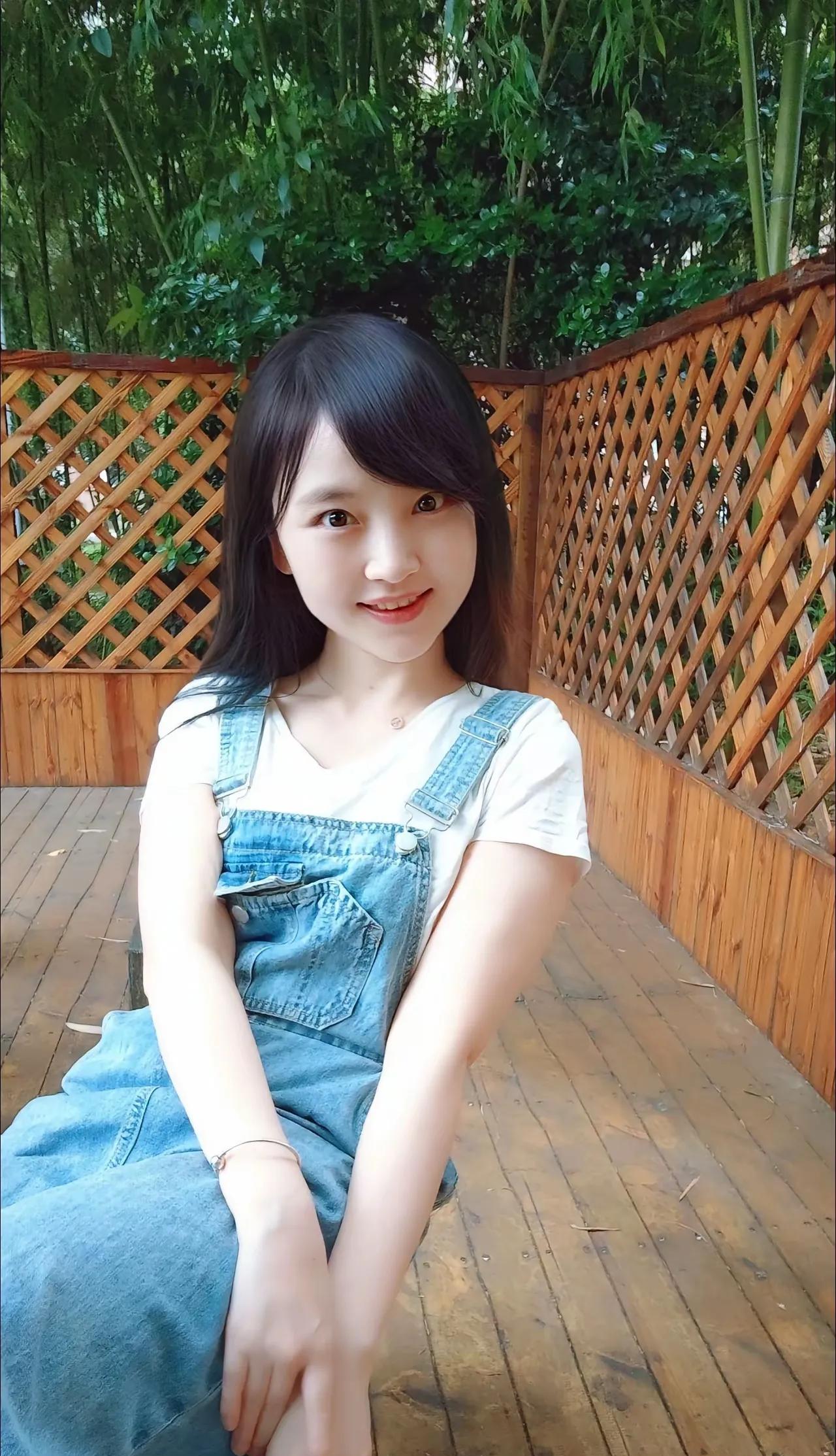 #我的摄影日记#《观照随感》竹影围廊映素裳，青衿浅坐意悠长。初逢若梦情如旧