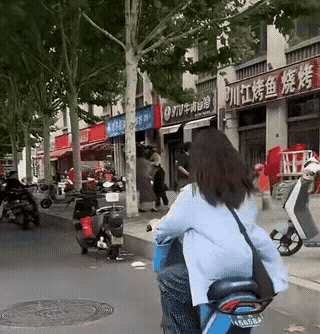 有点乱，但白裤子大哥动作还是潇洒的