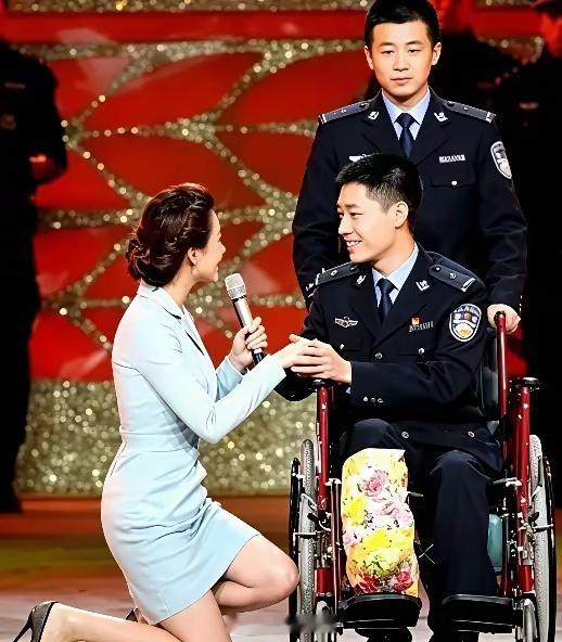 我想问问上海主持人陈璇，你为什么要“卑躬屈膝”这样采访外国人？作为一个主持人，确