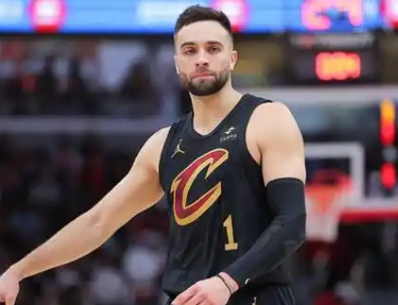 NBA季后赛，骑士球星米切尔在接受采访时谈到了斯特鲁斯本场的表现：“这就是他整个