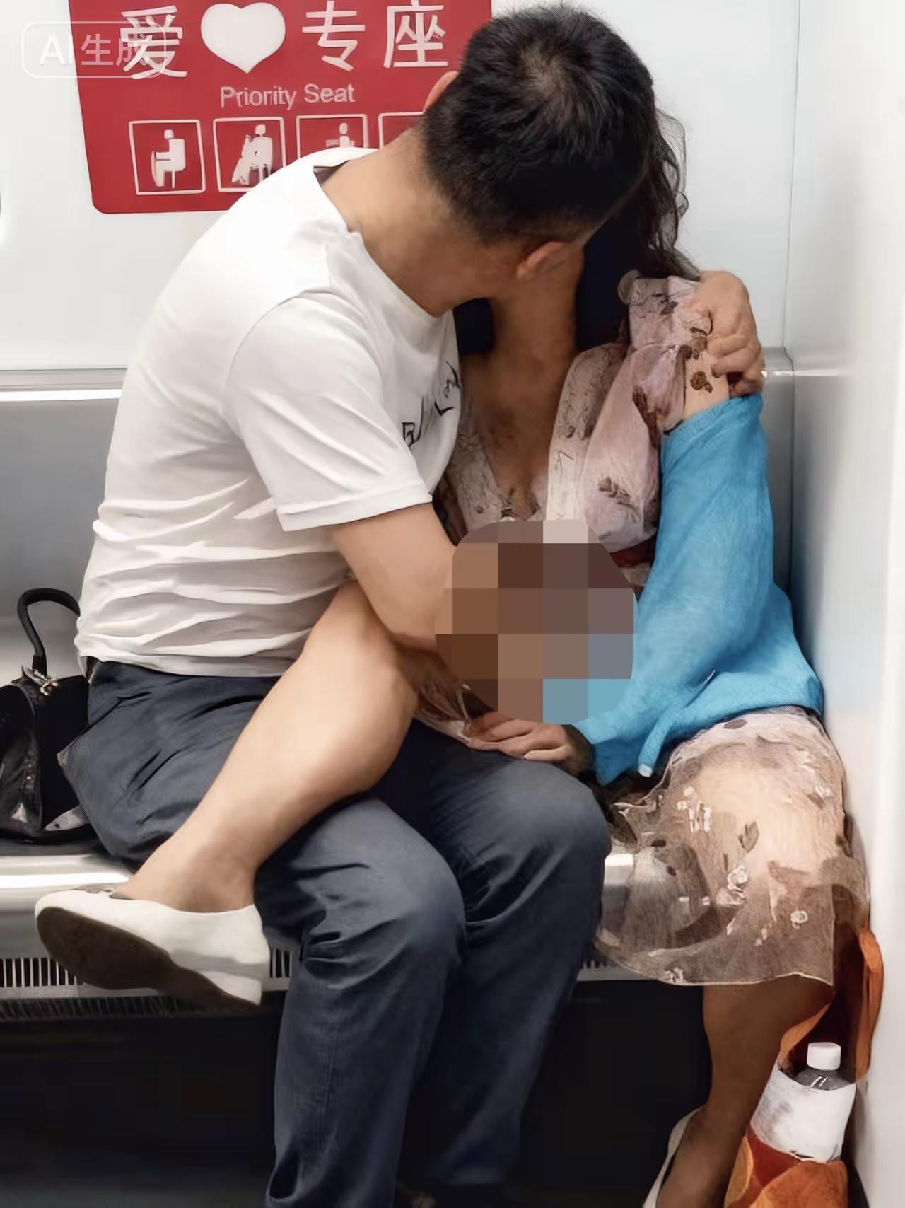 公共场合让人尴尬，违背公序良俗和社会公德的一幕！