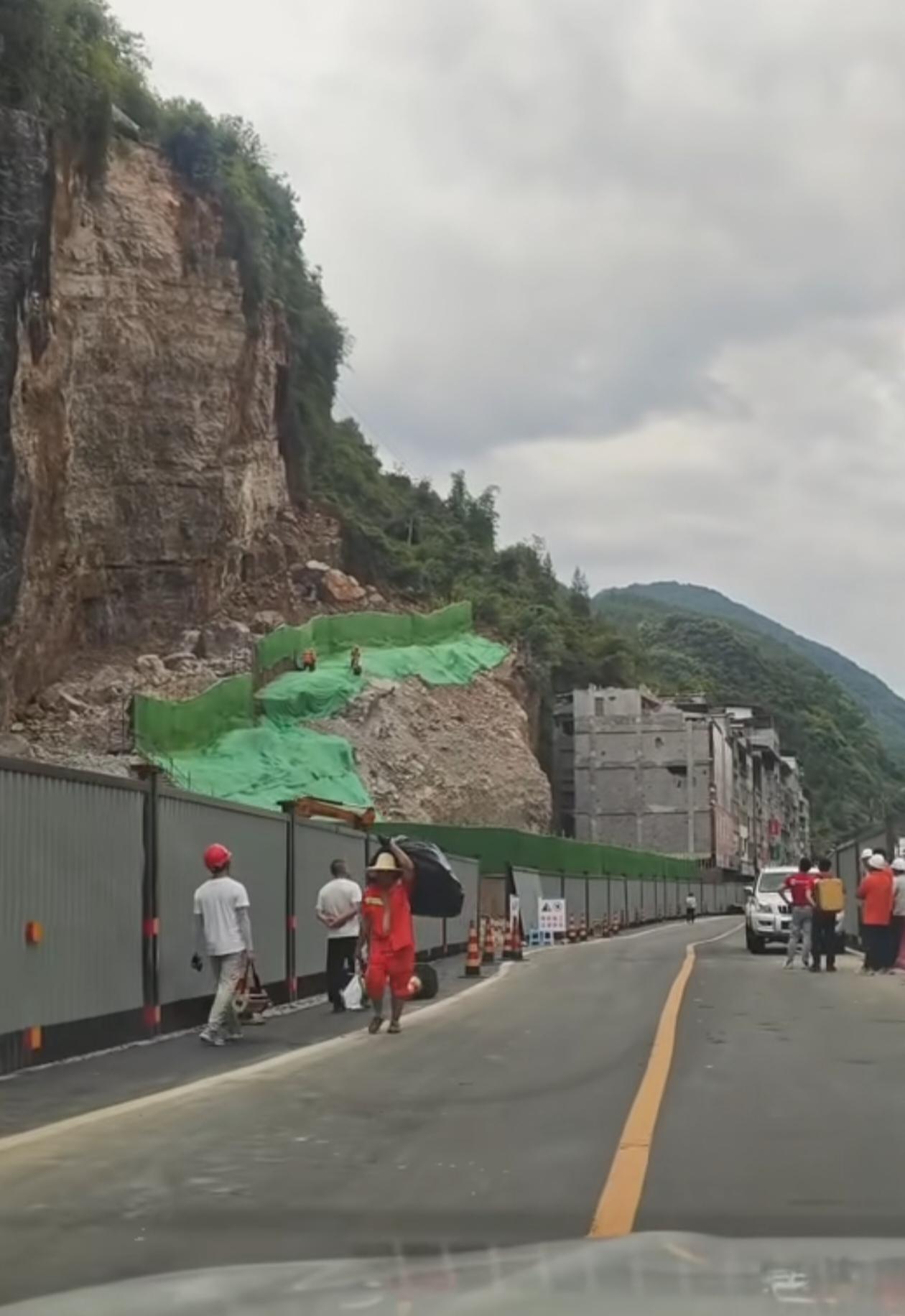 重庆彭水塌方基本清理完毕，道路已恢复畅通。细细端详，此地实则山清水秀、环境宜人，