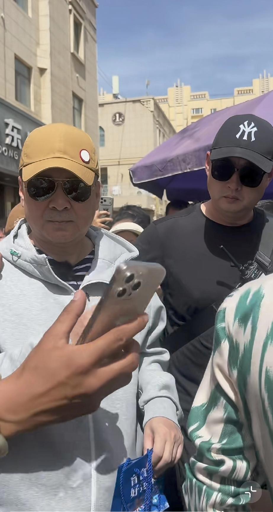 4月5日，陈建斌现身新疆和田待遇高，美女导游陪在身旁，他一身休闲打扮有点像糟老头