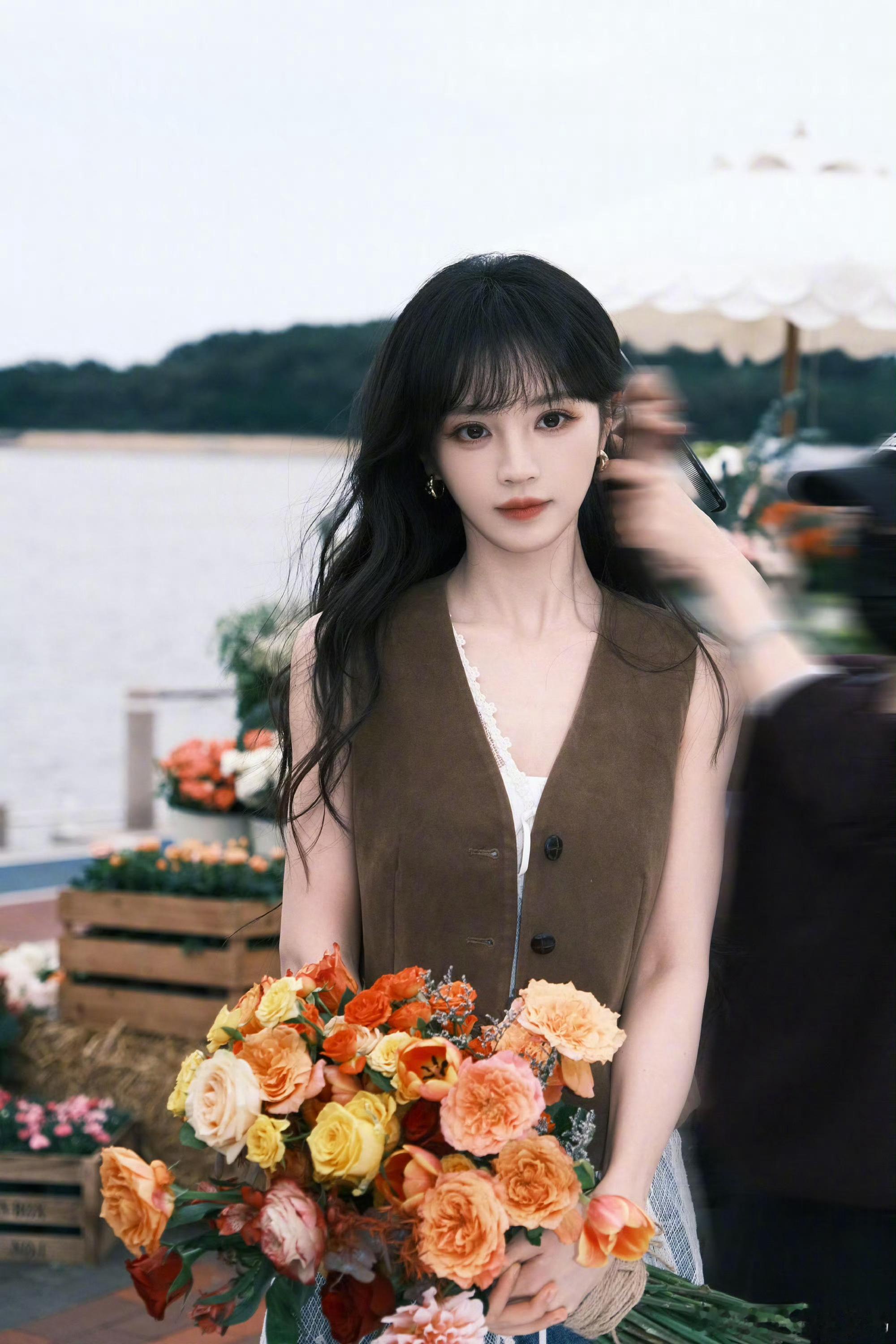 田曦薇捧花告白氛围感拉满！温柔又真挚的小表情，甜得人心里暖洋洋，直接甜到心尖上！