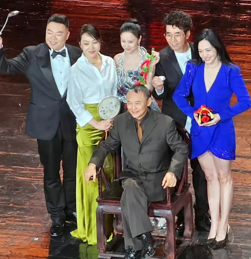 《武林外传》20年重聚的照片，发现三个问题。最红沙溢的没有来。如今最红的就是沙