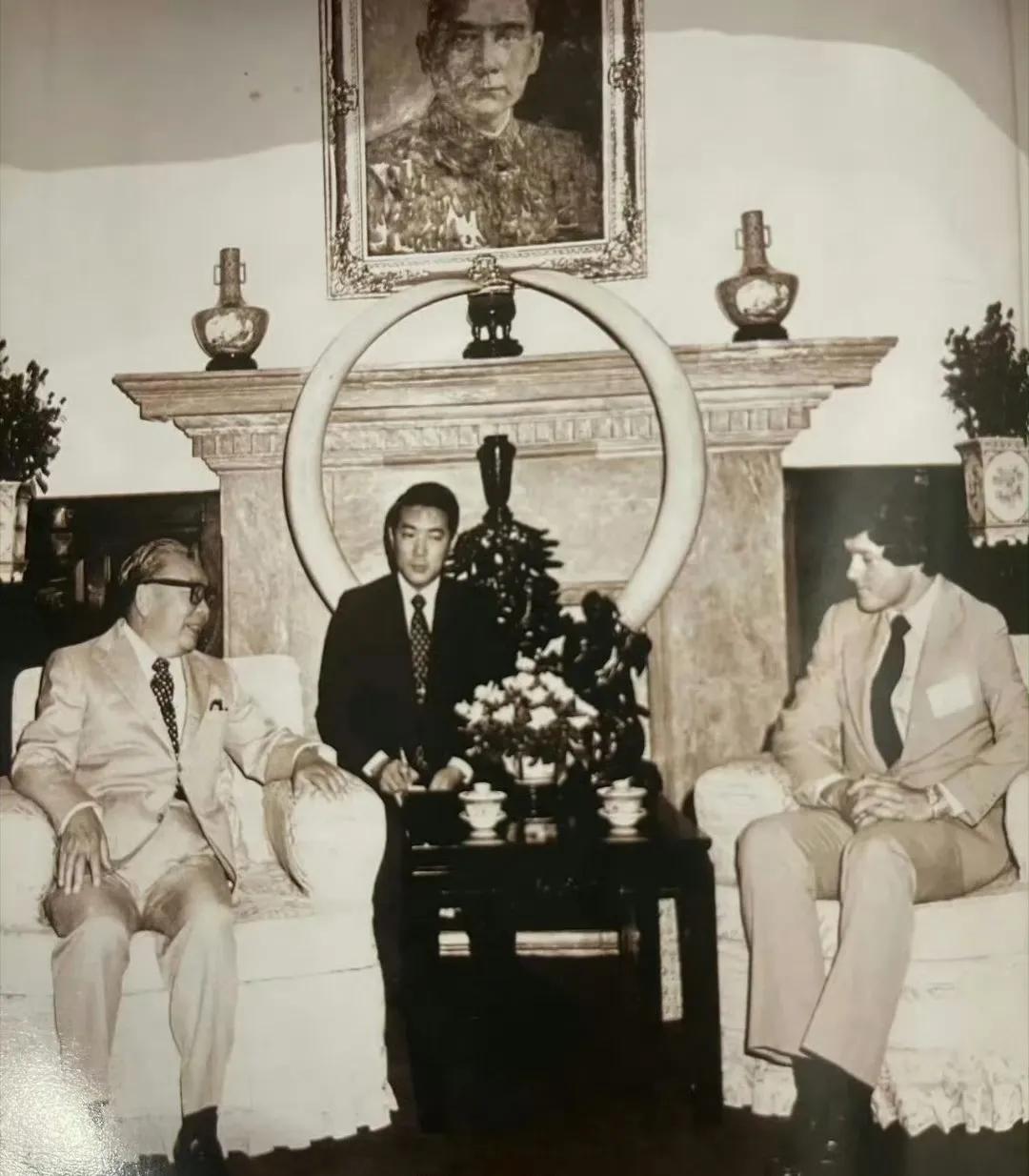 1984年，蒋经国和克林顿（阿肯色州州长）在台北会面，英文译员宋楚瑜。