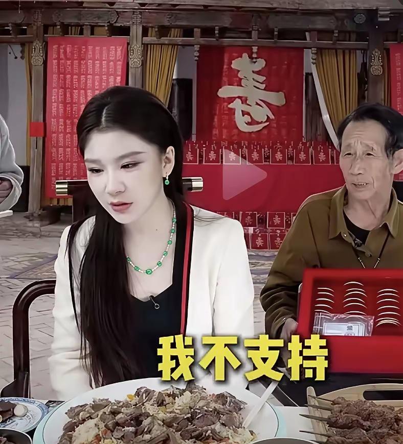 饭桌上，女孩侧过头轻声问身旁的老父亲：“爸，我谈恋爱跟老外谈行不行？”老人