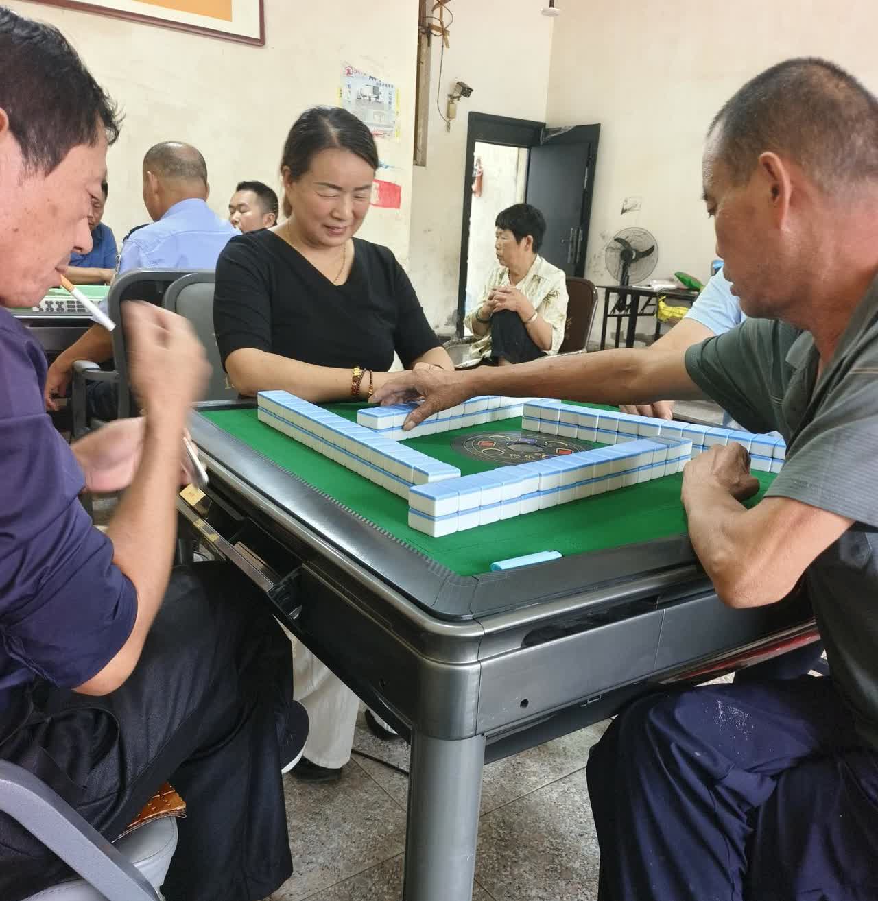 美女养眼今天下午和一个中年女人打麻将，我本来不想和她打的，因为我嫌弃这位女同