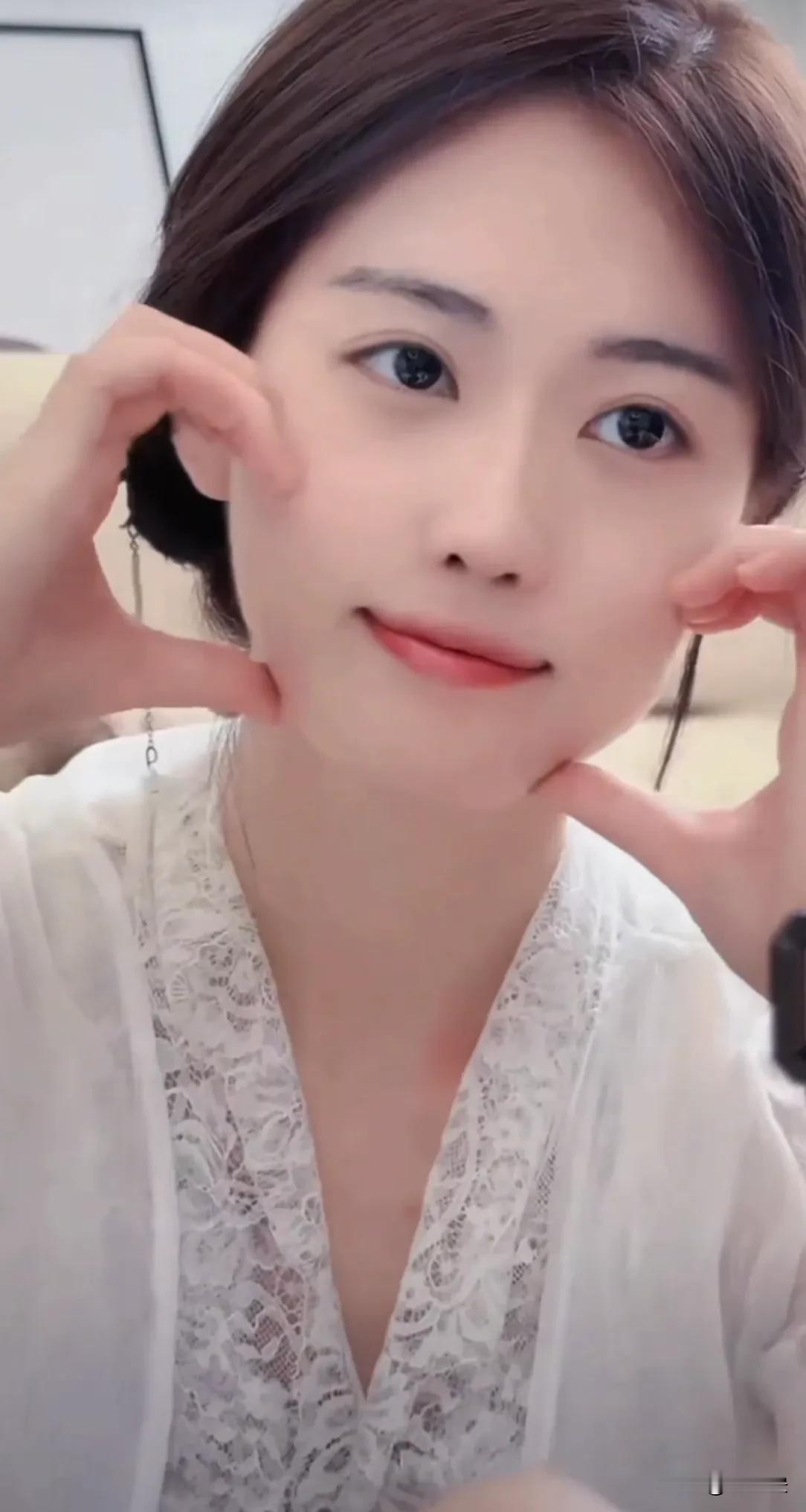 有嫉妒心强的小姐妹，总是在背后蛐蛐。长得漂亮怎么了漂亮又不能当饭吃。错，大错特错