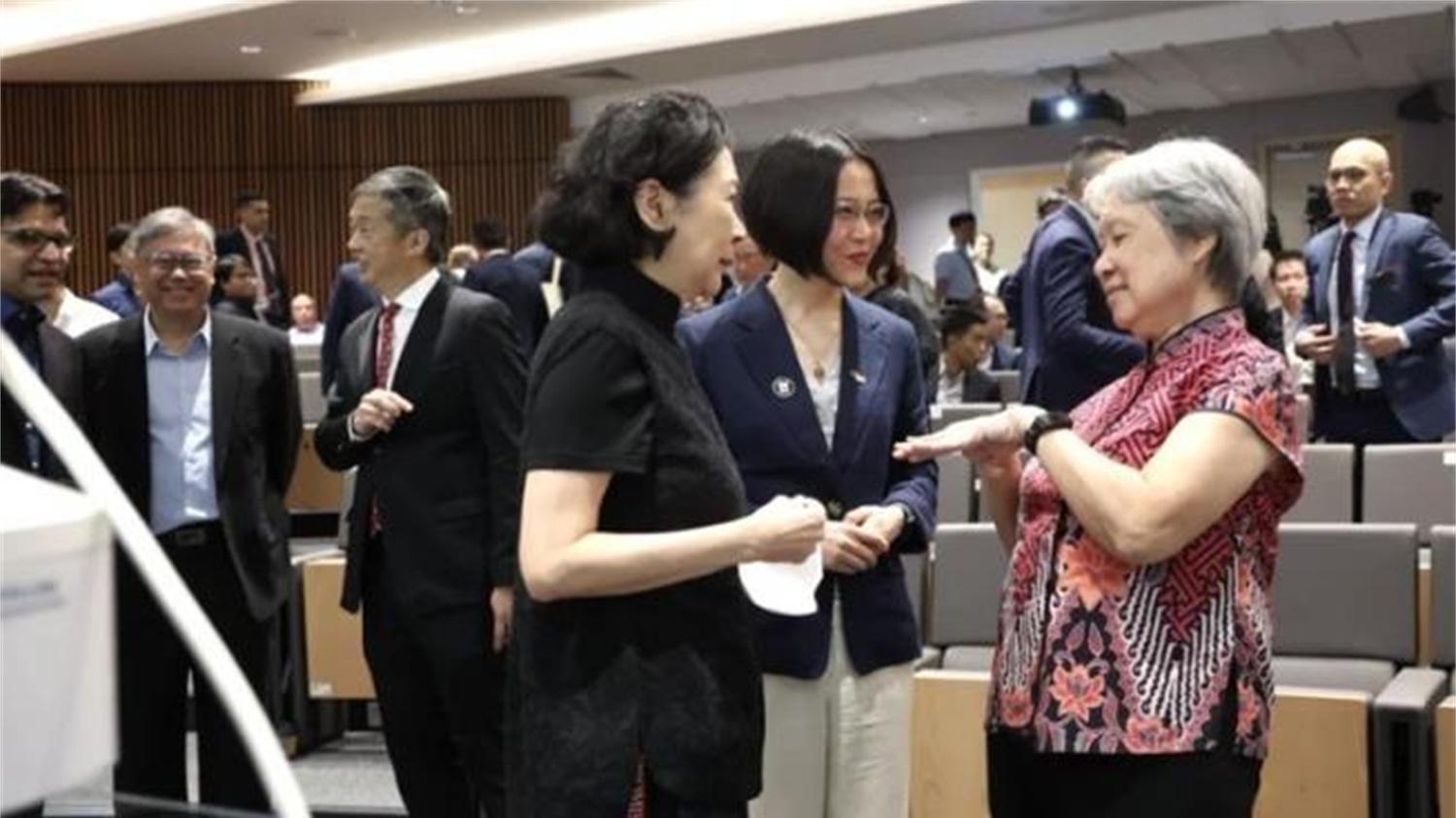 长和对抗国家调查,李嘉诚女友与新加坡贵客谈妥,他笑出一脸皱纹