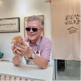 从韩国总统的位置上退休以后，他住在乡下，种菜，开书店，虽然每月领取1400万韩元
