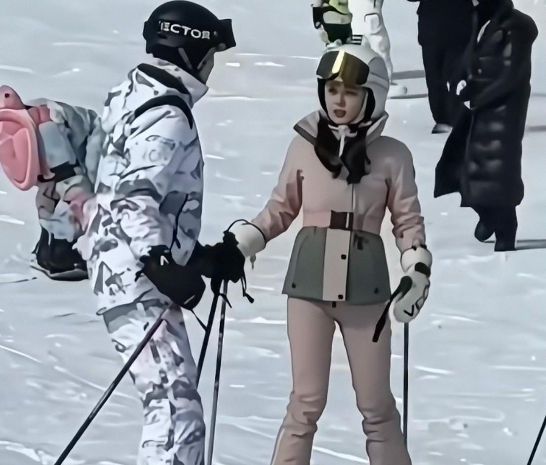 一声闷响，人直接砸进宋威龙怀里。不是赵今麦。长白山，《骄阳似我》片场，一个替