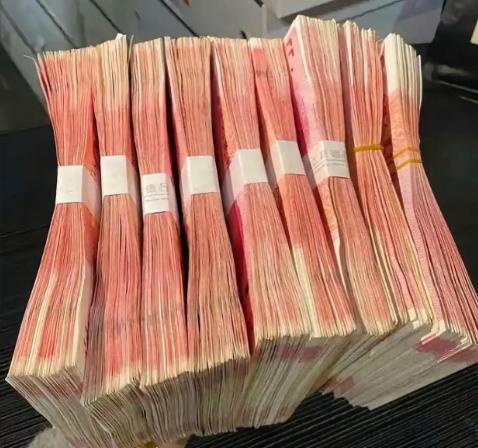 浙江一位大爷拆迁拿到450万补偿款，特意把三个子女全都喊回家商量分钱的事。他心里