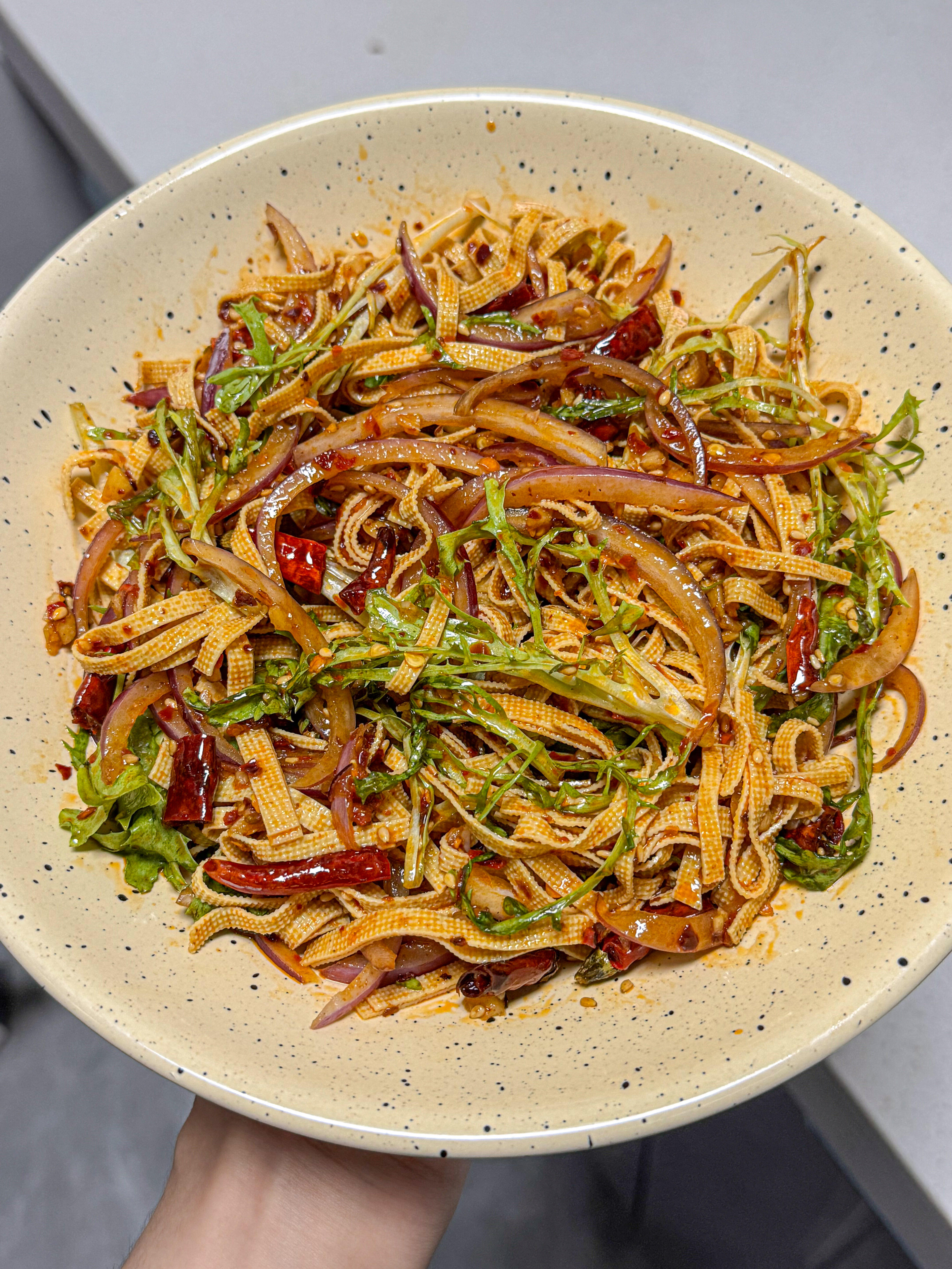 夏日摆烂凉菜！苦苣洋葱干拌豆腐丝，省事又解腻家人们谁懂啊！夏天不想开火做饭，