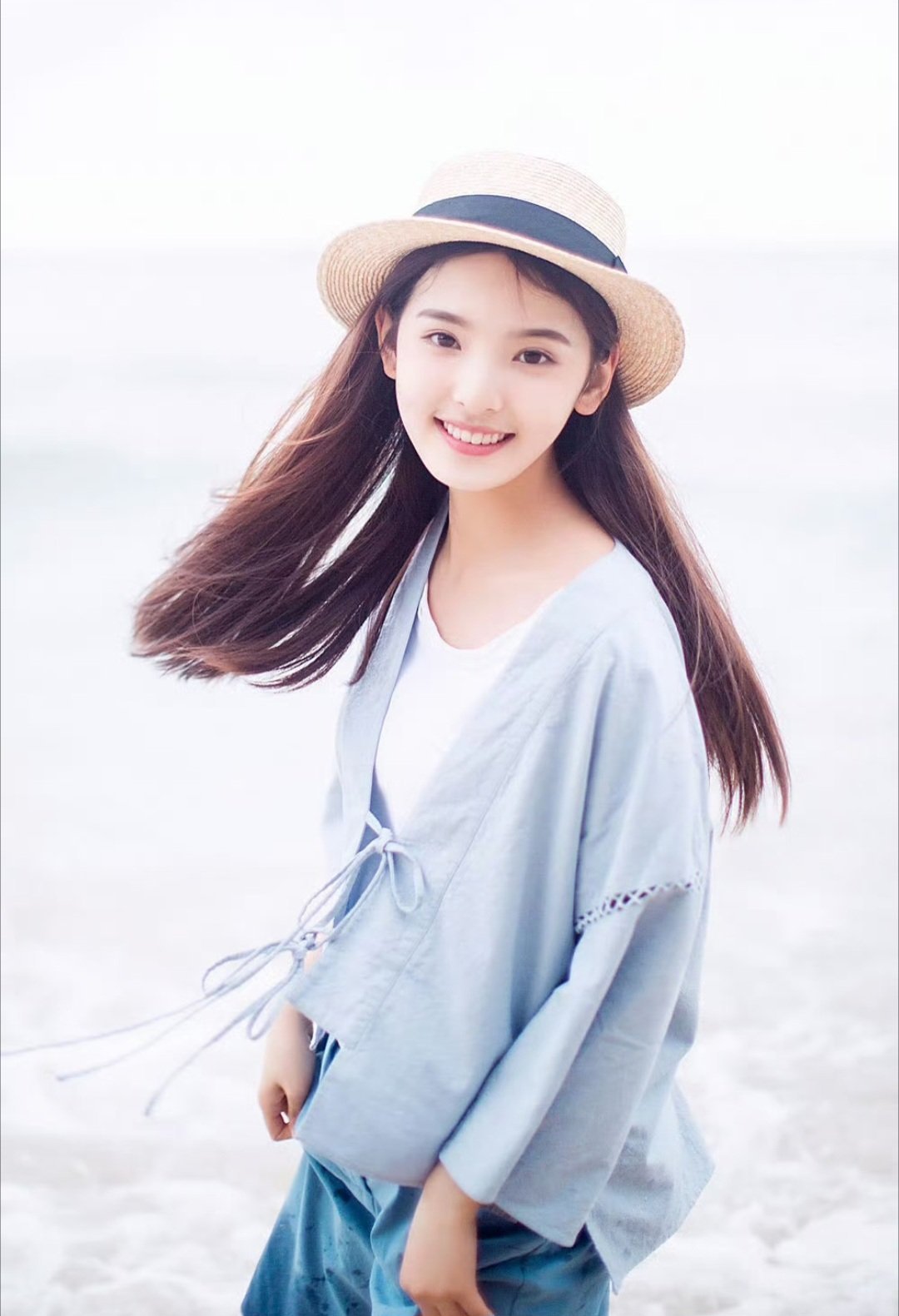 章若楠金靖新片提档此女早期也是萌物来的吧