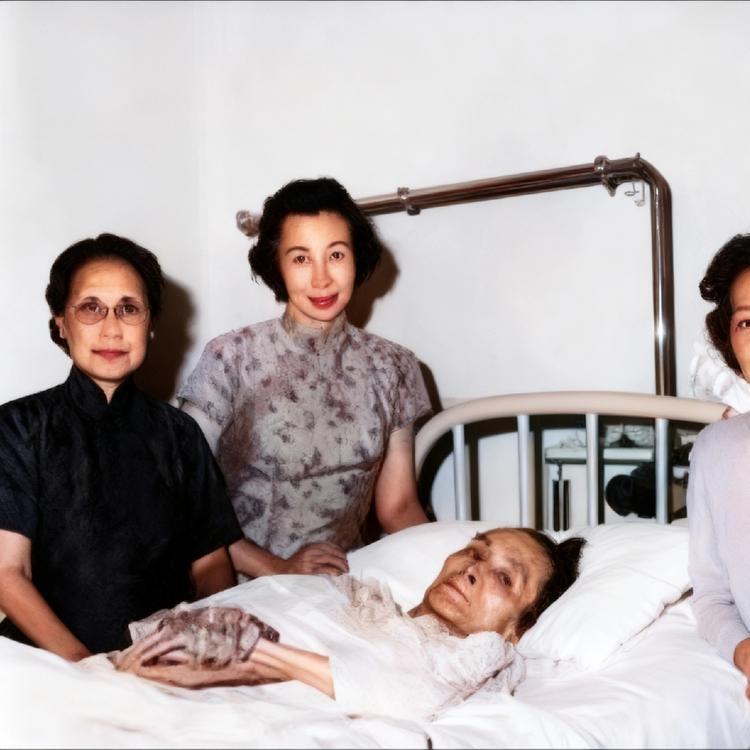 这个瘦成骨架的人，正是原清华大学校长梅贻琦，此时的他生命即将走到尽头，陪伴在他身