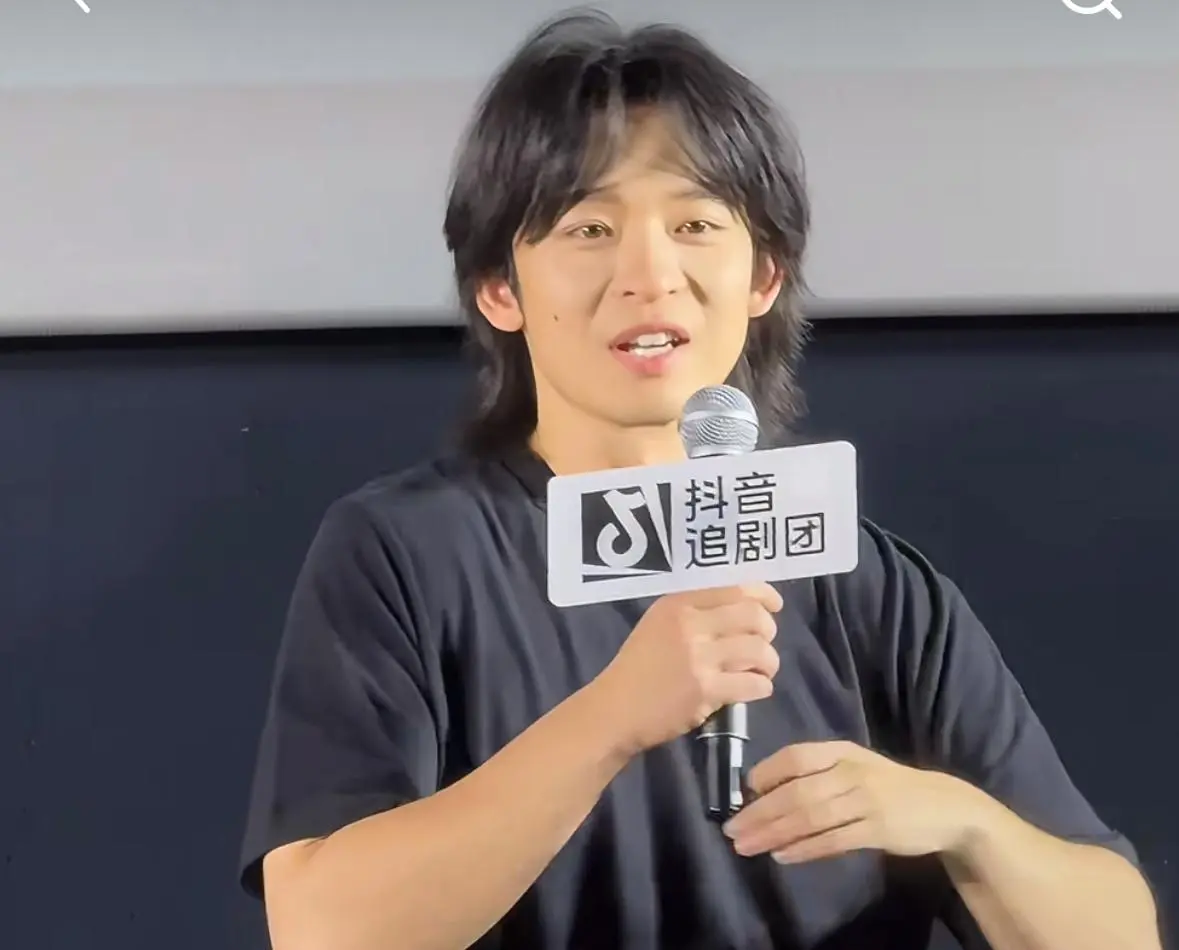 董子健就没有男主角的脸，这个模样只够演配角，小角色，小鸡嘴尖下巴，年纪轻轻就眼神