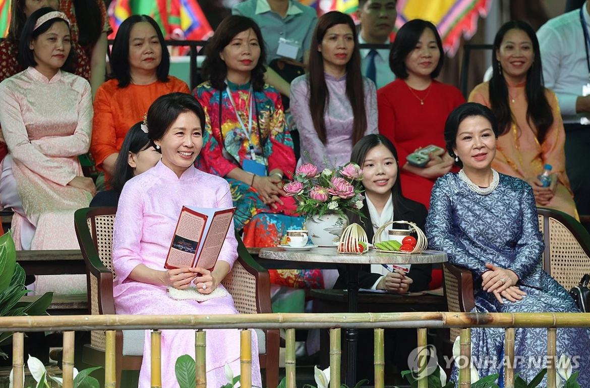 奥黛与韩服裙，谁略胜一筹？韩国第一夫人金惠景穿越南传统服饰，越南第一夫人吴芳璃