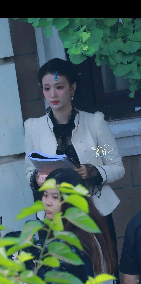 王楚然这个妆造腮红是不是打的严重了？