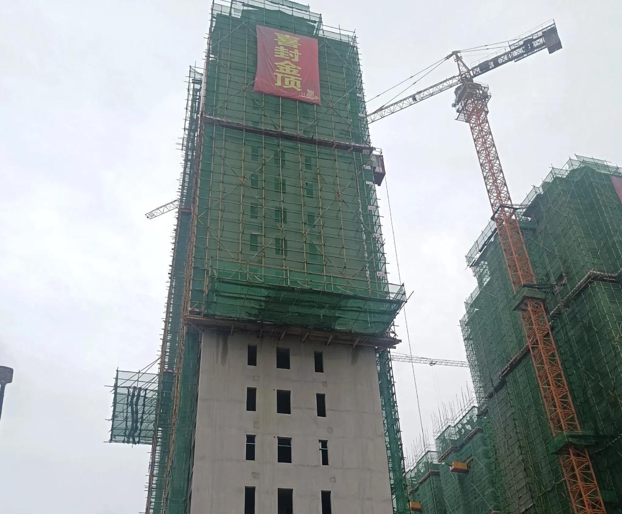 现在大基建已经慢慢的收工了，以前能给包工头付钱，那是因为有新工地开工，可以拆东墙