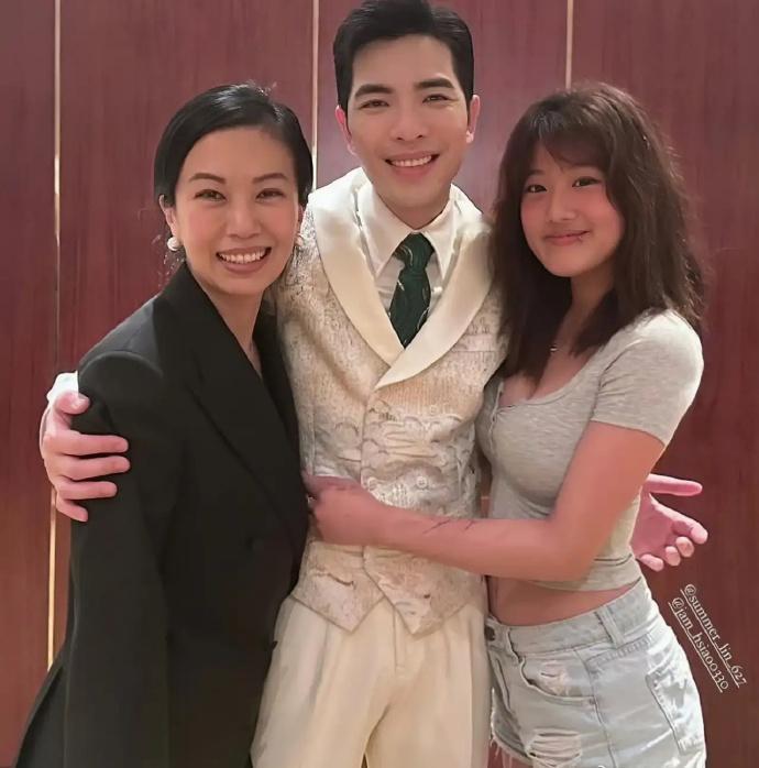 贾静雯大女儿梧桐妹晒与萧敬腾夫妇合照，像极了一家三口！绅士手的萧敬腾这假笑就有