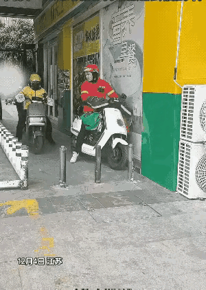 外卖小哥这波操作绝了～社会百态