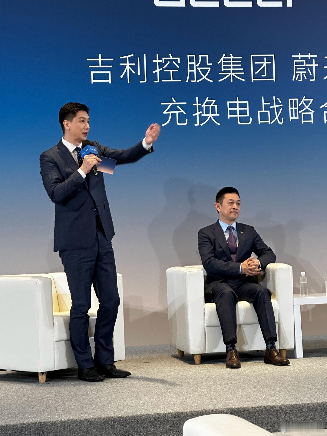 沟通会开始，刚才我给李斌问了个换电的问题，斌总提到了一个电交易，就是新能源生态方面的考虑了，蔚来确实