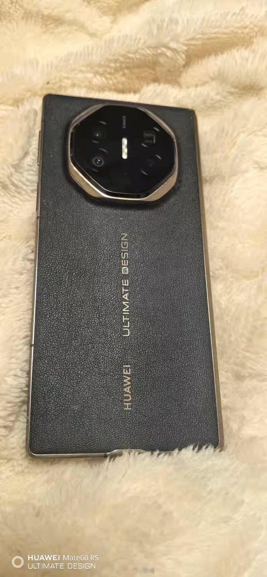 三星首款三折叠手机发布。看了一下，边框有点宽，折痕有点大。不过这不是关键，关键是