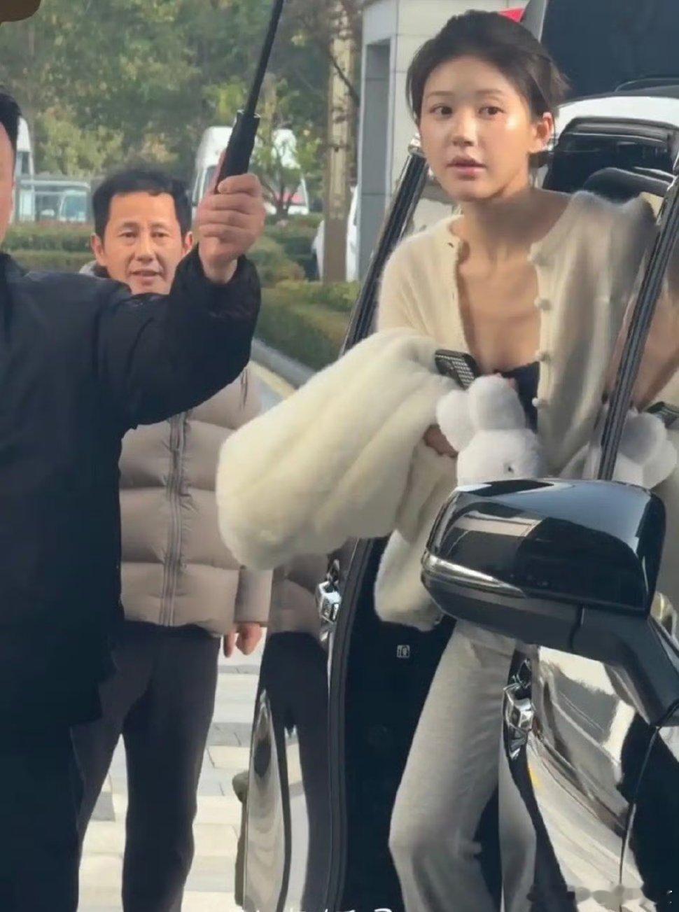 这不是跟爸爸长得一样吗。为啥都说整容了