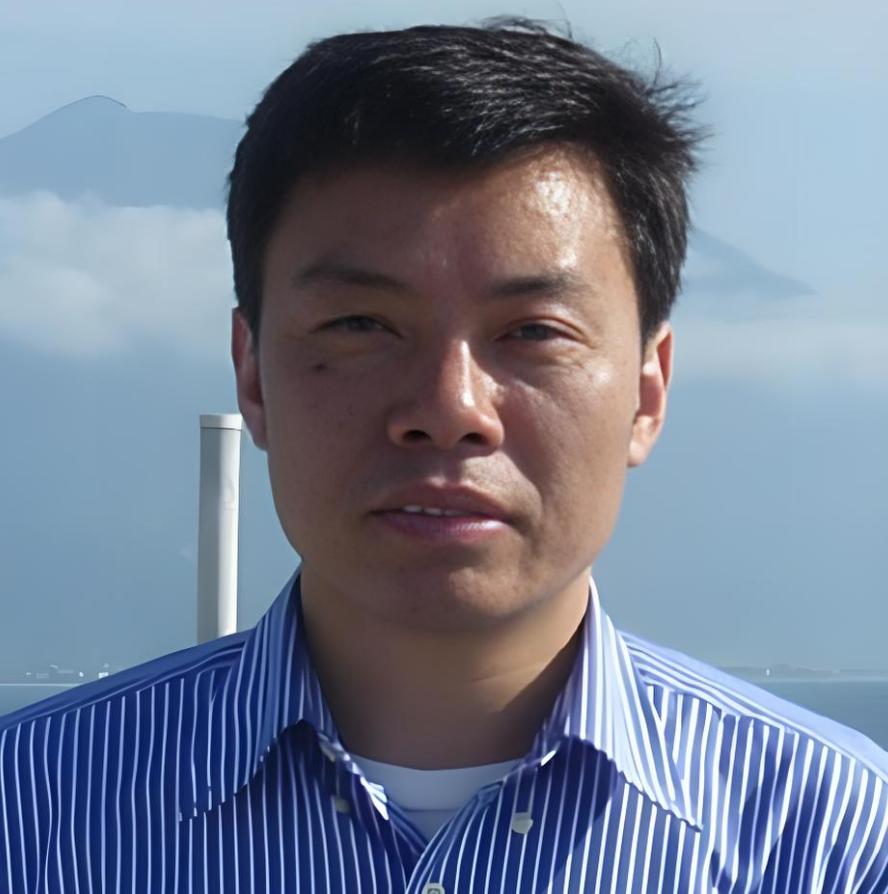 周兴江，清华大学毕业，中科院理学博士，德国洪堡学者，美国斯坦福大学同步辐射实验室