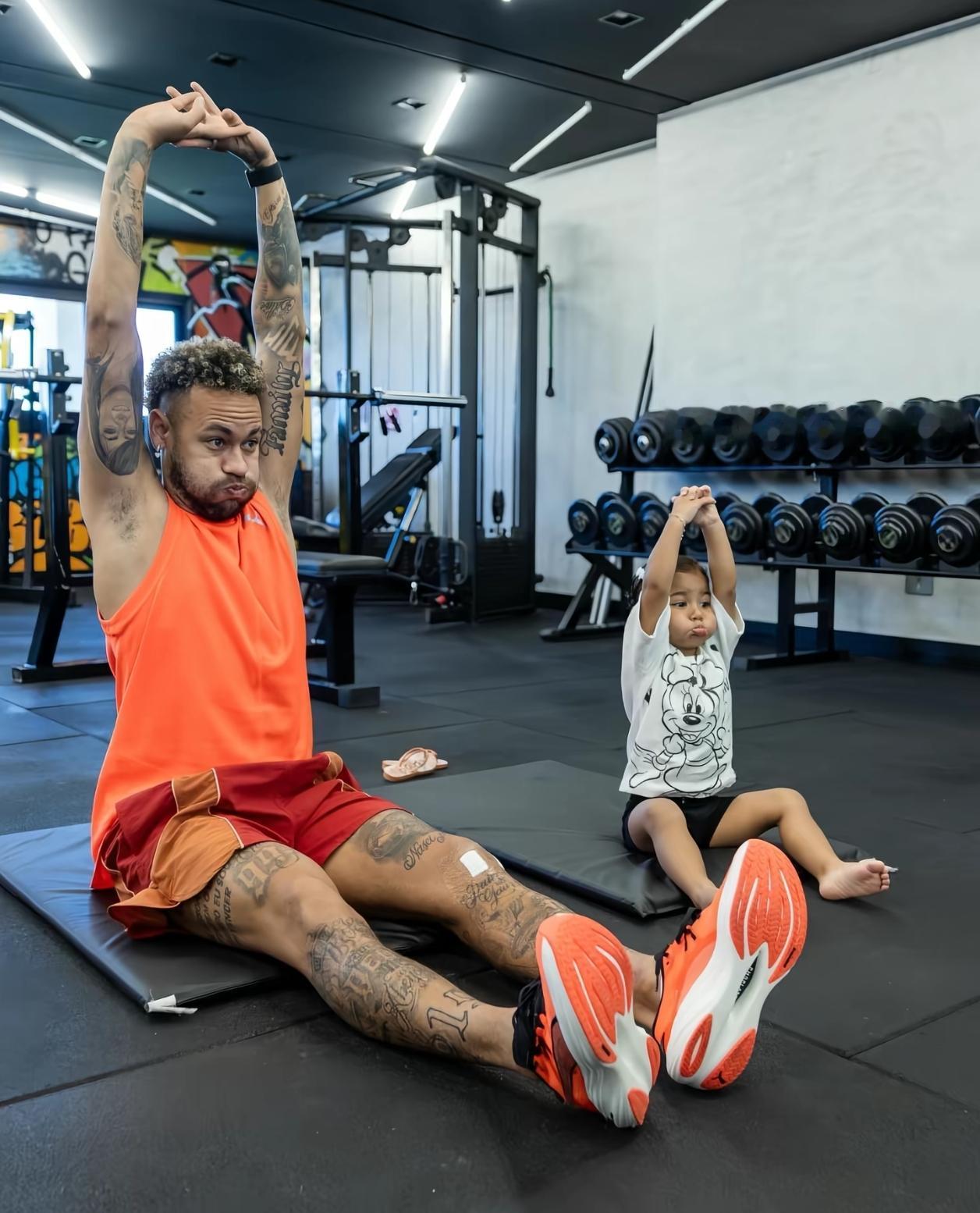 父女一起锻炼身体，动作都那么像。你们也有这种时候吗？