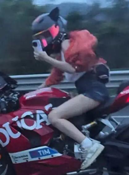 “不作死就不会死！”G15沈海高速，一名年轻女孩，骑红色杜卡迪Panigale