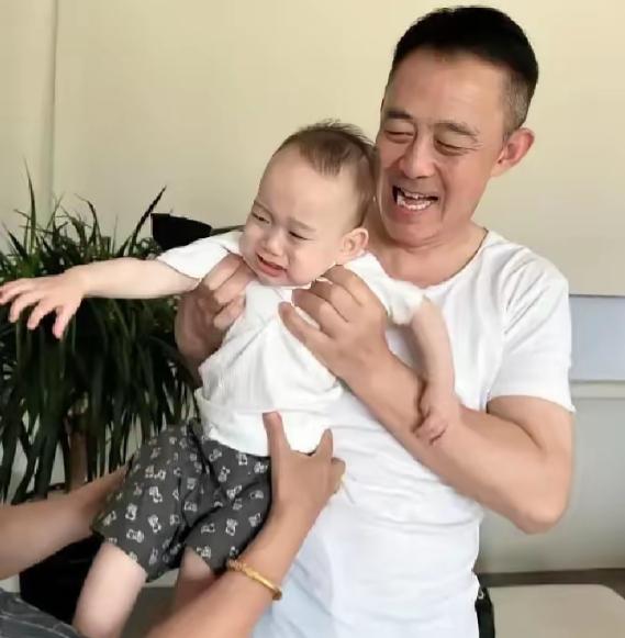 这个世界最搞不懂的人就是侯勇了，眼瞅着都快六十的人了，愣是和第三任老婆又添了个儿