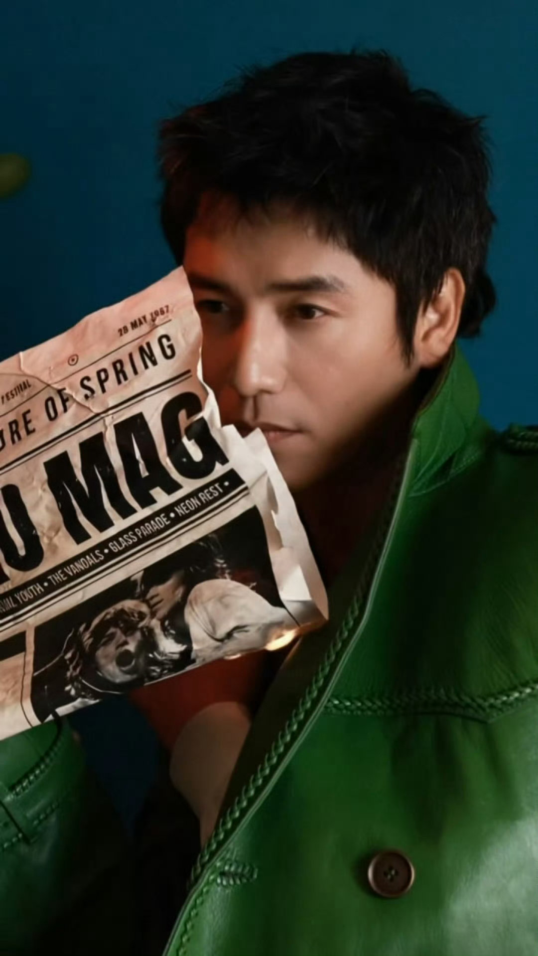 陈坤男刊战绩上新了陈坤绿色皮衣造型满分陈坤再添男刊战绩，这次的绿色皮衣造型堪